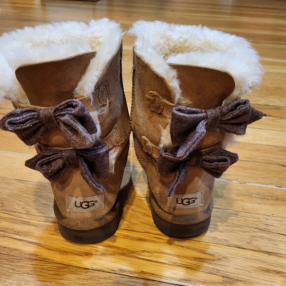 UGG Short Brigitte Bow Chestnut Suede Double Bow Boots, 1016033, Good Cond Sz 6 - Picture 1 of 11
